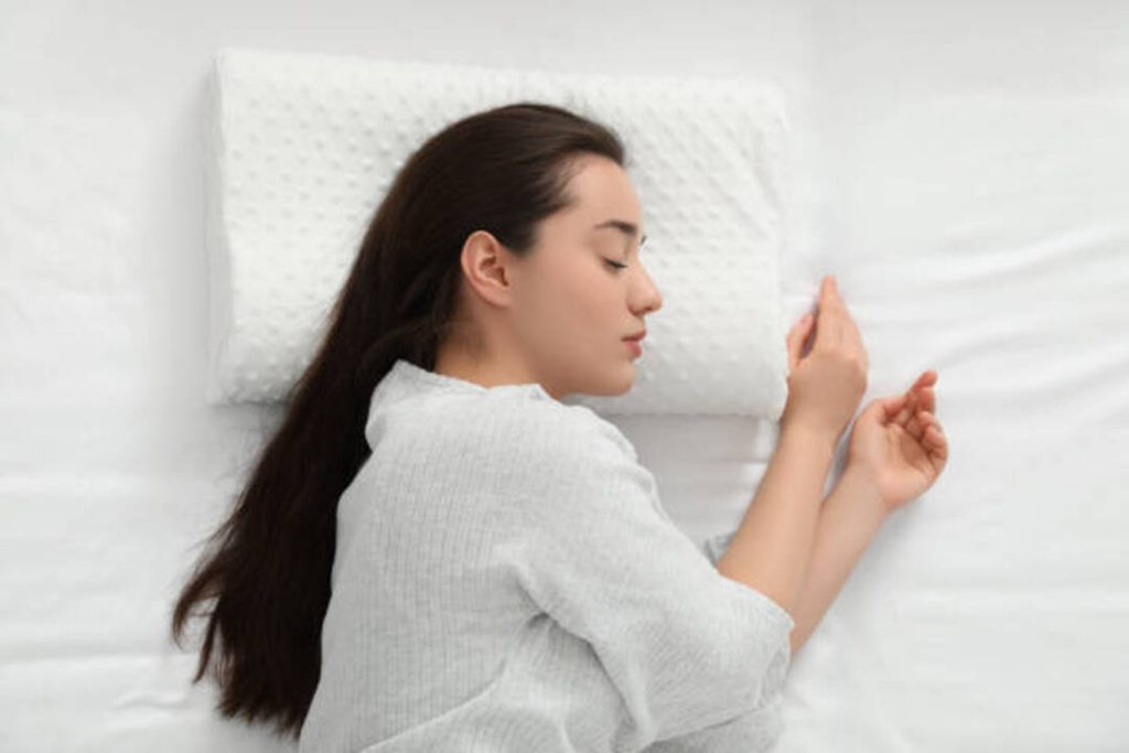 Woman sleeping on her side to reduce snoring naturally.